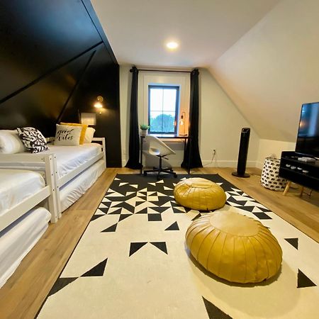 Stylish Downtown Kingsville Getaway With Putting Green, Firepit & Games Luaran gambar