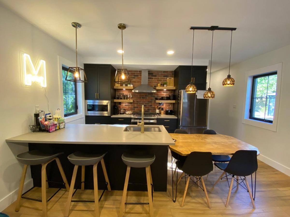 Stylish Downtown Kingsville Getaway With Putting Green, Firepit & Games Luaran gambar