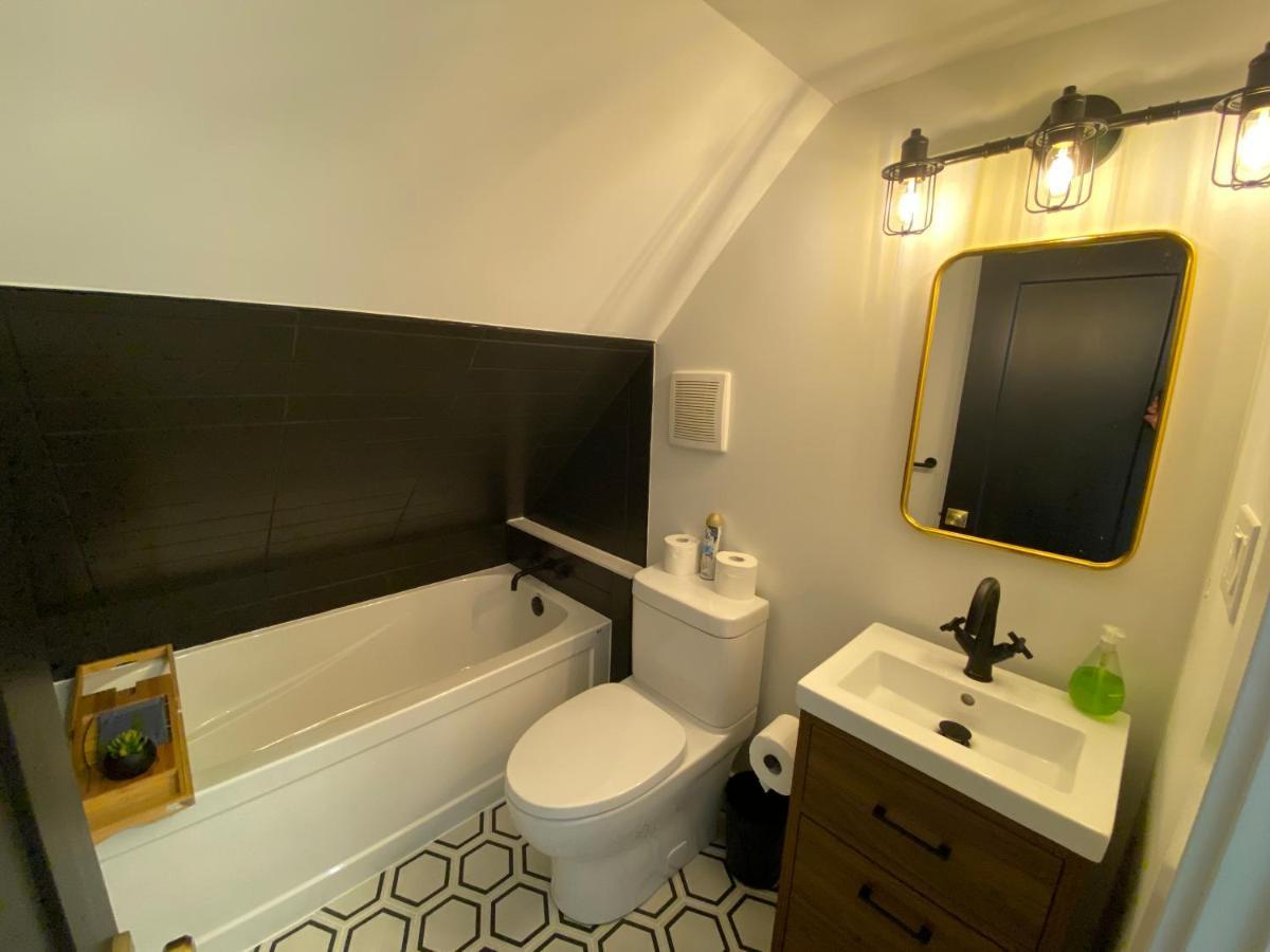 Stylish Downtown Kingsville Getaway With Putting Green, Firepit & Games Luaran gambar