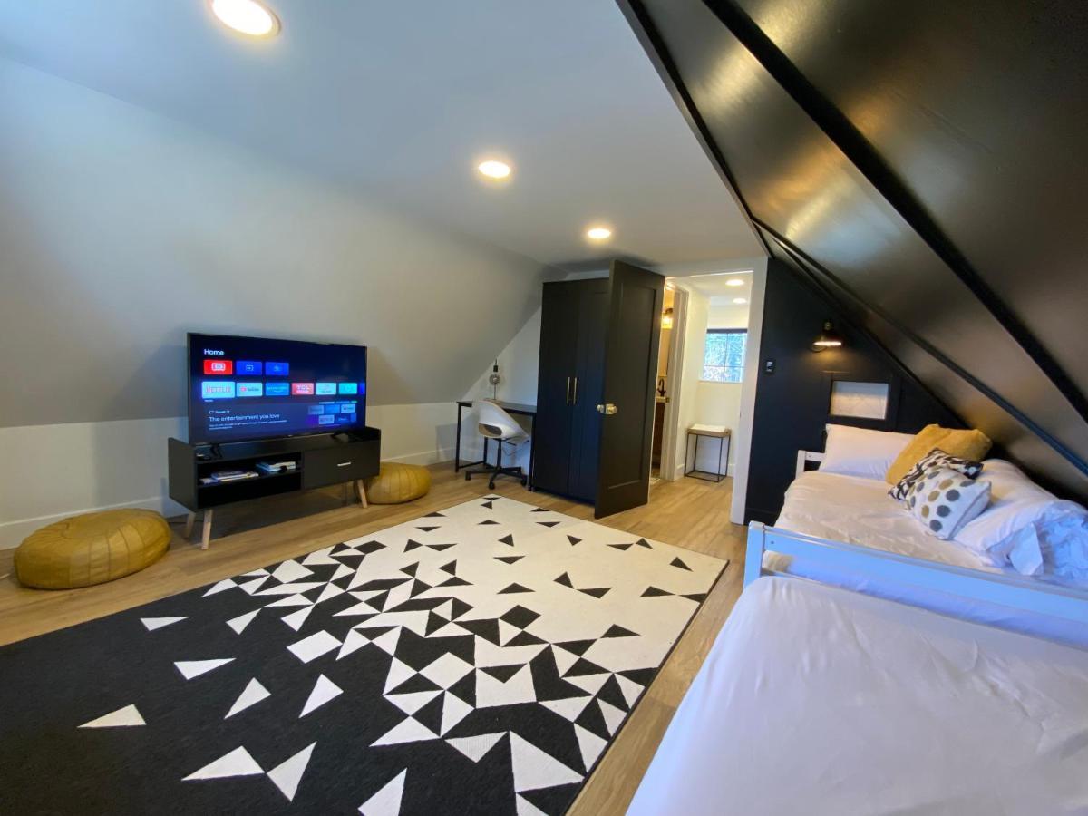 Stylish Downtown Kingsville Getaway With Putting Green, Firepit & Games Luaran gambar