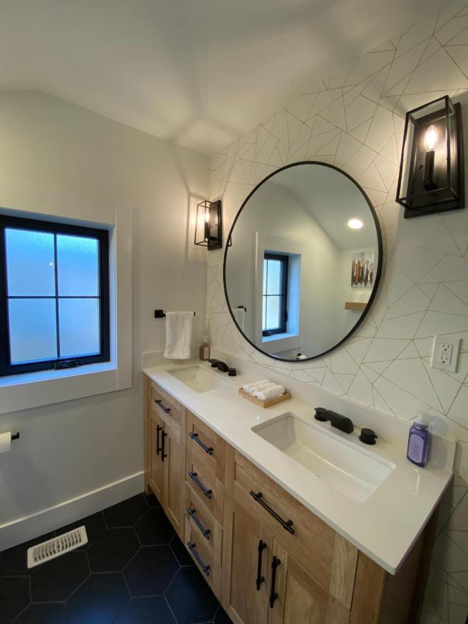 Stylish Downtown Kingsville Getaway With Putting Green, Firepit & Games Luaran gambar