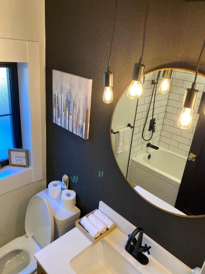 Stylish Downtown Kingsville Getaway With Putting Green, Firepit & Games Luaran gambar