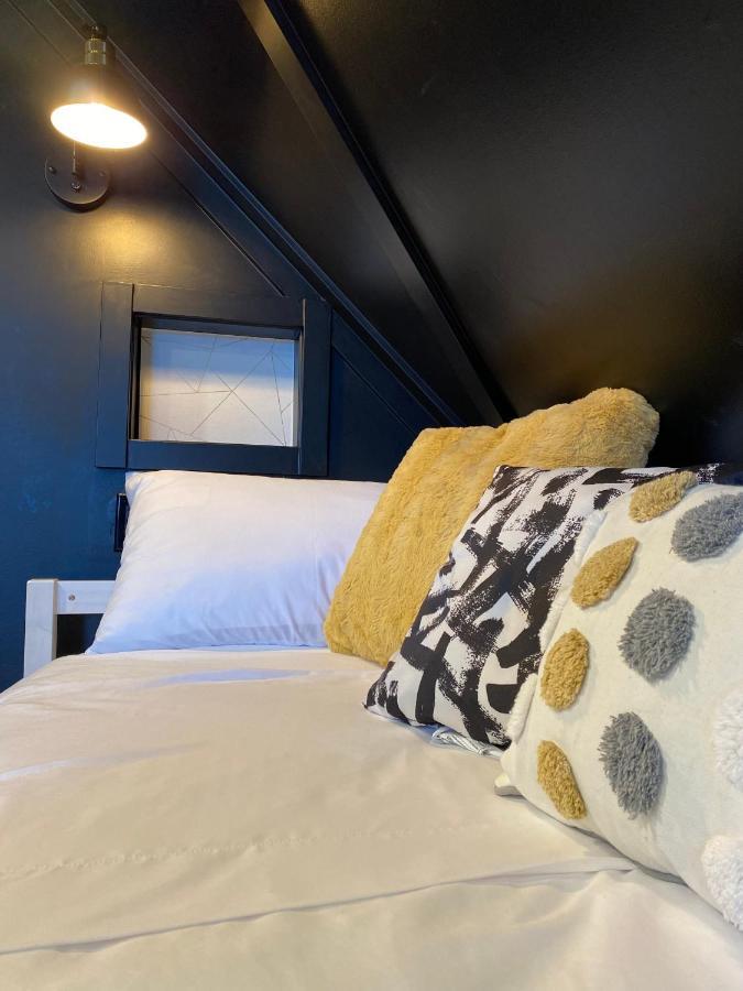 Stylish Downtown Kingsville Getaway With Putting Green, Firepit & Games Luaran gambar