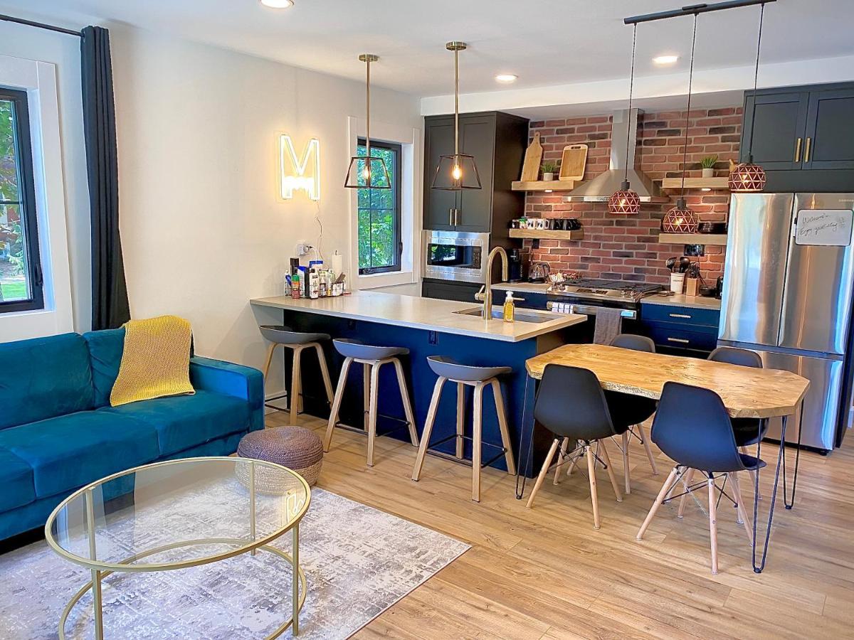 Stylish Downtown Kingsville Getaway With Putting Green, Firepit & Games Luaran gambar