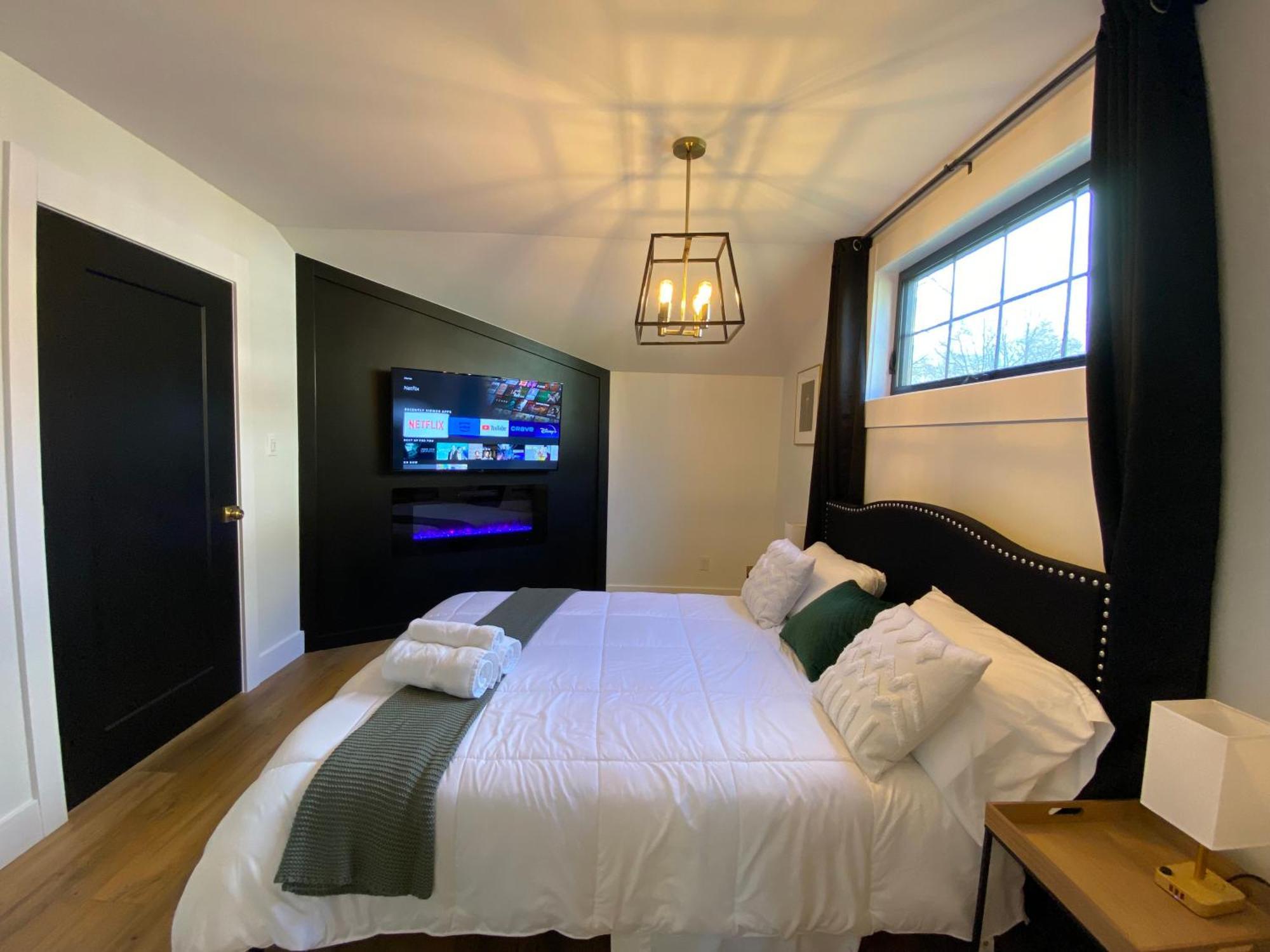 Stylish Downtown Kingsville Getaway With Putting Green, Firepit & Games Luaran gambar