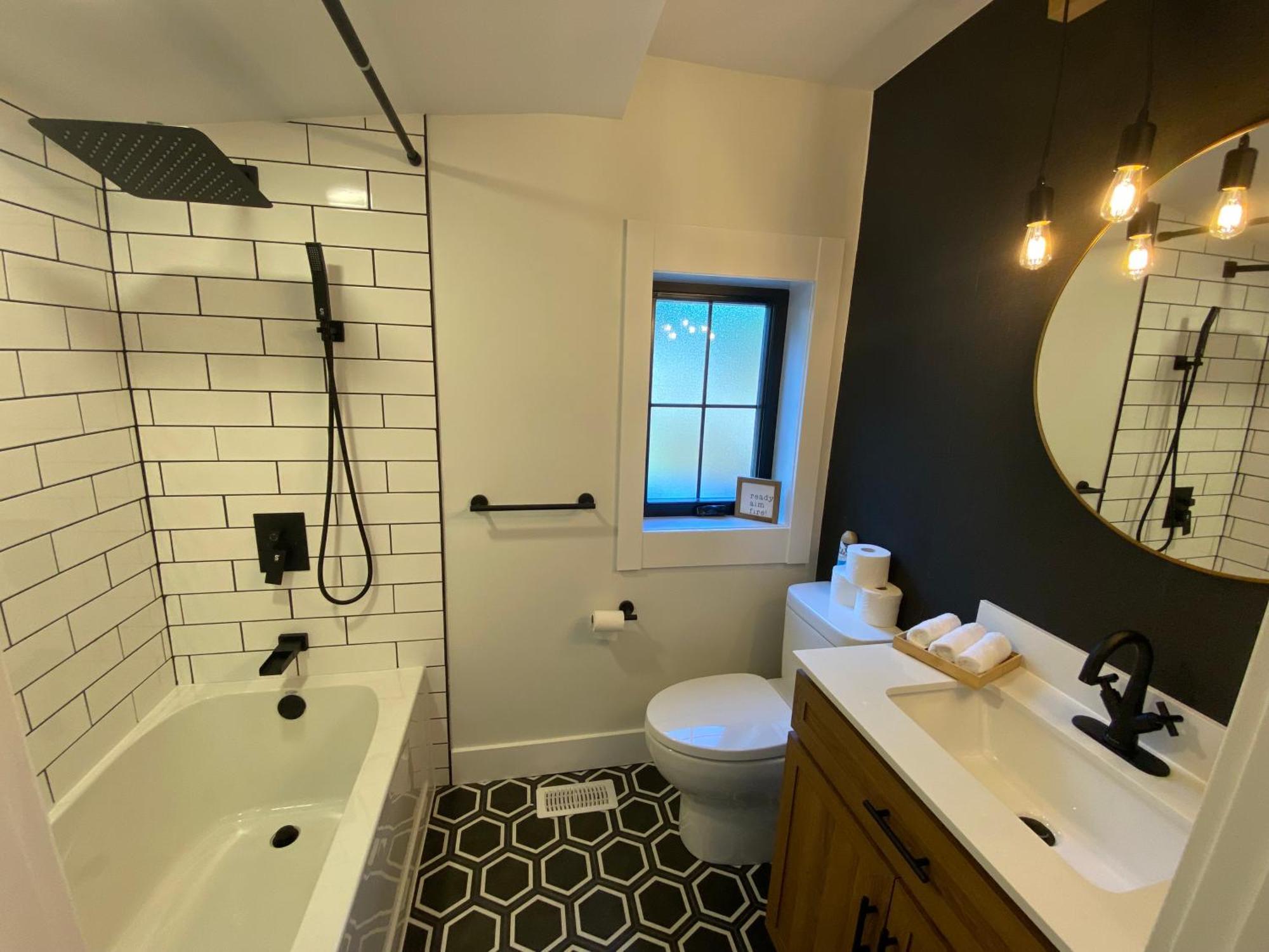 Stylish Downtown Kingsville Getaway With Putting Green, Firepit & Games Luaran gambar