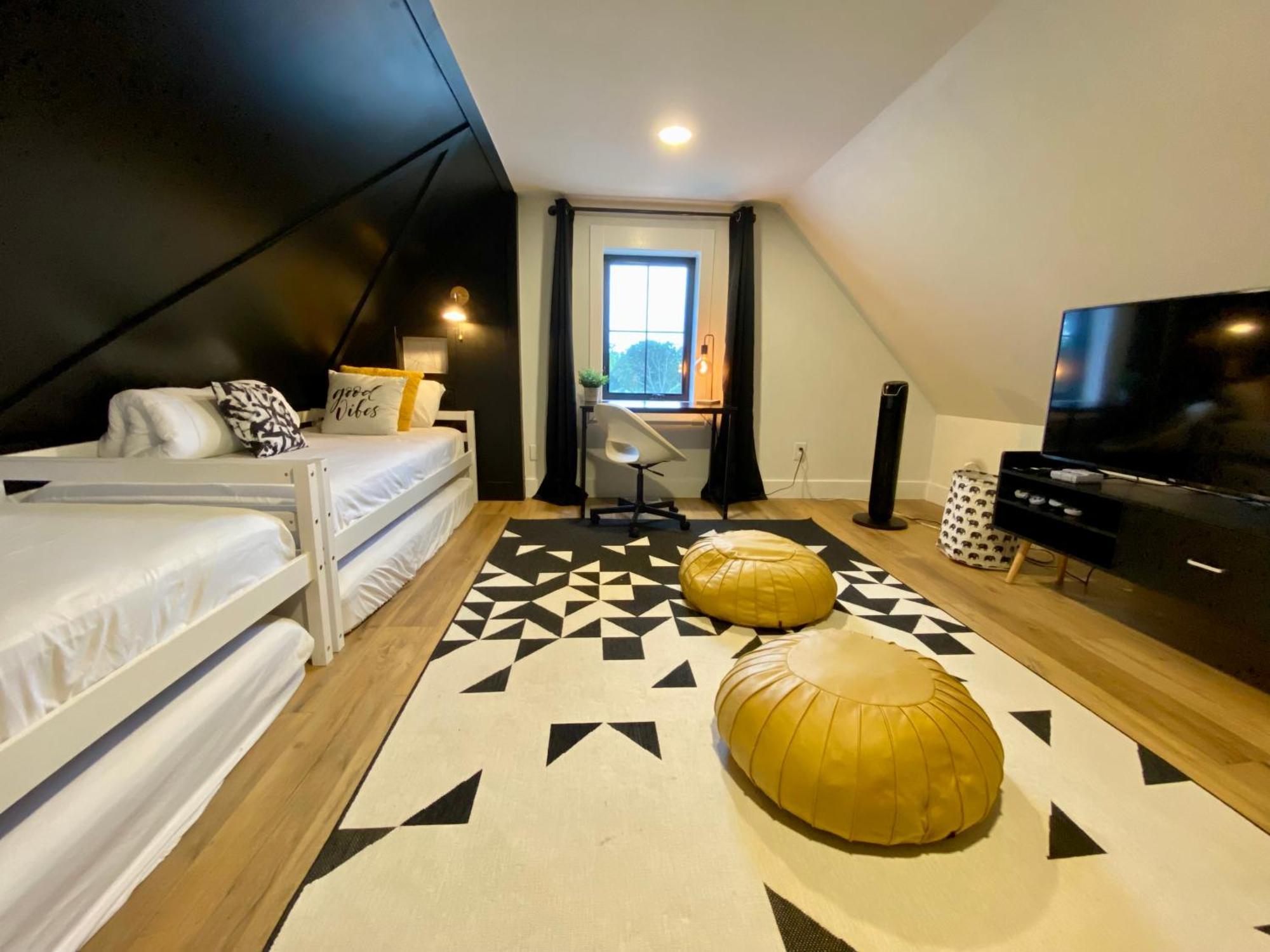 Stylish Downtown Kingsville Getaway With Putting Green, Firepit & Games Luaran gambar