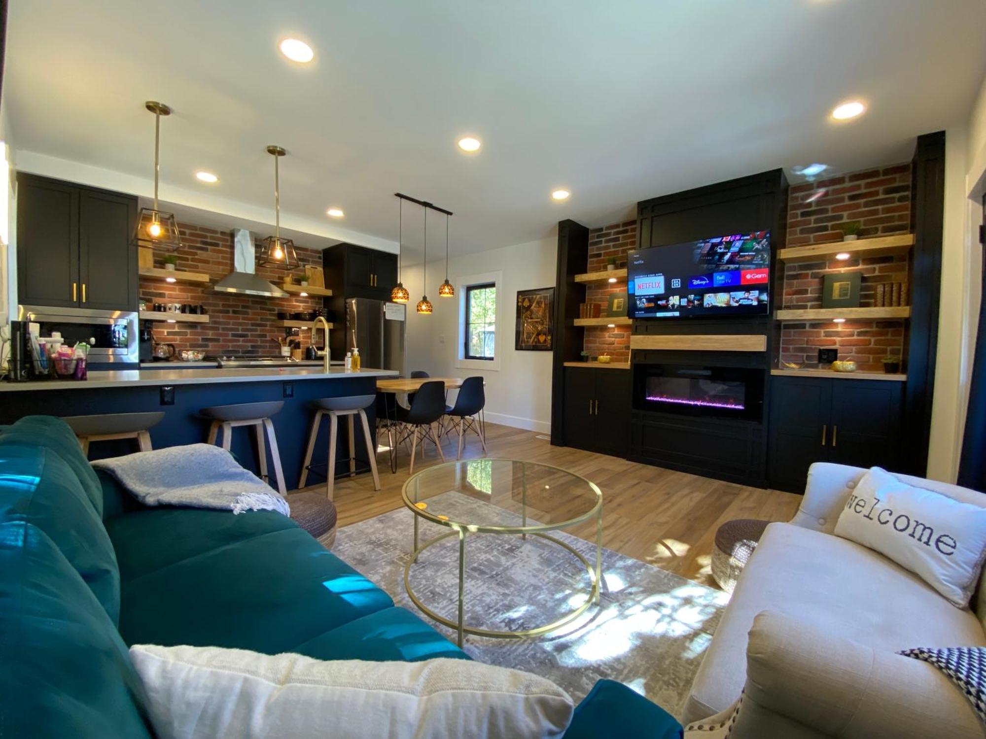Stylish Downtown Kingsville Getaway With Putting Green, Firepit & Games Luaran gambar